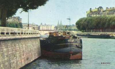 Lyon (Rhône) - Sur la Saône en aval du pont Bonaparte, au fond, les tours de l'église Saint-Nizier (2) (Copier).jpg