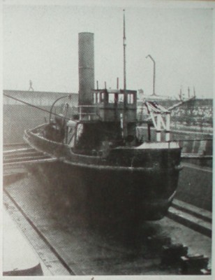 aa Rheinschlepper aus 30,50 m-Serie (Buffon, Claude Bernard, Cuvier, D'Alembert, Laplace, Lavoisier, Pasteur) nach Bergung im Trockendock, Dunkerque.jpg