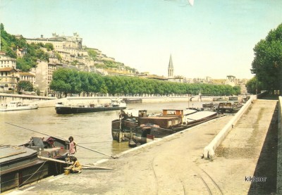 Lyon - Les péniches sur la Saône - Eglise Saint-Georges (1) (Copier).jpg