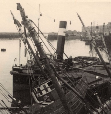 Joseph Roger DG. 665 von 1930 in Fécamp 194x, Ausschnitt Schlepper (DR, Coll. vM) - resized.jpg