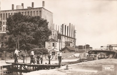 Lourches (Nord) - L'écluse sur le canal de l'Escaut et la centrale électrique de la SERVA (1) (Copier).jpg